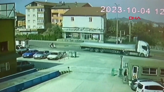 [動画0:37] 曲がる道を通り過ぎたトラックドライバー、バックしてしまう