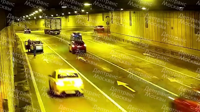 [動画0:14] 非常信号出してたのに・・・、トンネル内で停車する車にタクシーが突っ込む