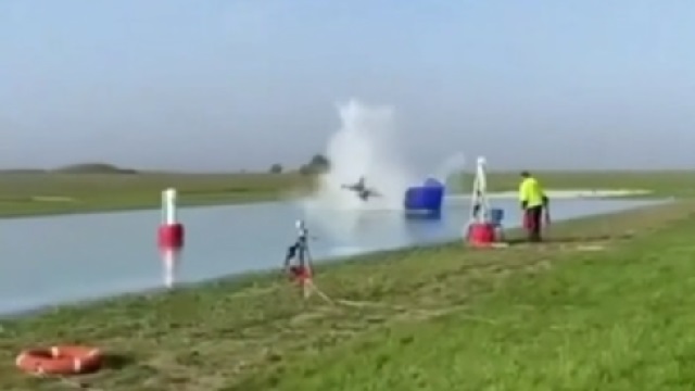 [動画0:23] パラシュート競技の事故、ベテラン選手が水面に叩きつけられる