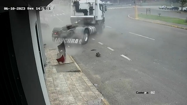 [動画1:22] トレーラーヘッドがスピン、飲食店を破壊する