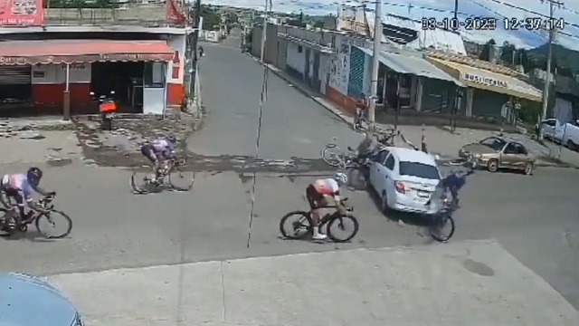 [動画0:15] 自転車レース中に乗用車と衝突、その瞬間の映像が公開される