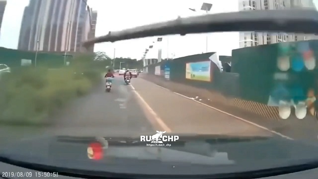 [動画0:21] クレーン倒壊、親子の乗るバイクに直撃
