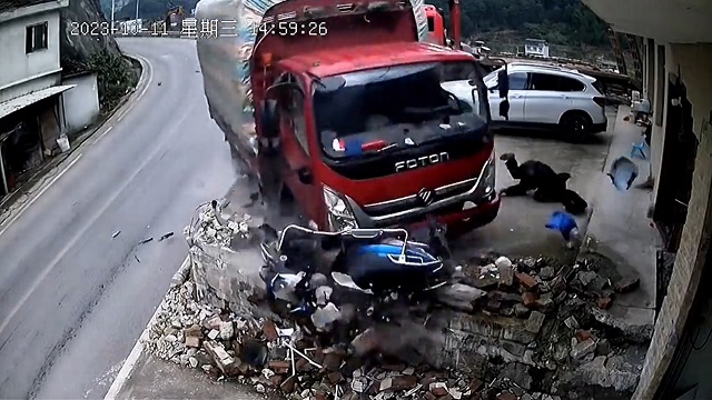 [動画0:33] トラックがバイクに衝突、ライダーを引きずってから吹っ飛ばす