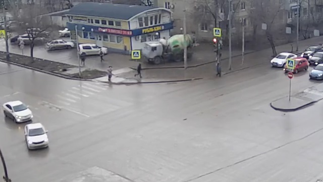 [動画0:41] コンクリートミキサー車が歩道を暴走、歩行者が逃げる