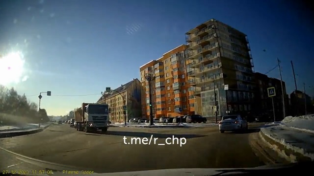 [動画0:10] 交差点で左折待ち、待てなかった結果