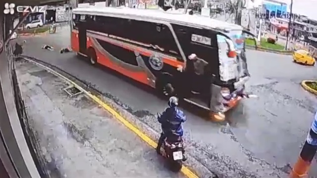 [動画0:16] バス、バイクに乗っていた男女を轢いて逃走