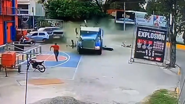 [動画0:26] トラックが暴走！全力で逃げる男性