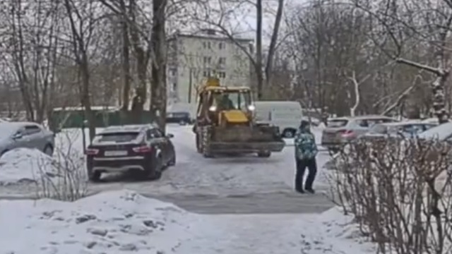 [動画0:20] 除雪に出動したバックホーローダー、やらかす