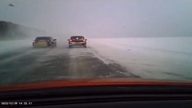 [動画0:13] ロシア人、雪煙で前が見えなくても追い越ししちゃう