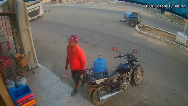 [動画0:31] バイクを駐車した男性、九死に一生を得る