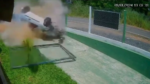 [動画1:14] スピンした車が門を破壊して横転