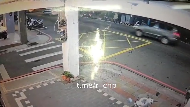 [動画0:18] バイクが道路を渡る男性に衝突、ライダーが死亡