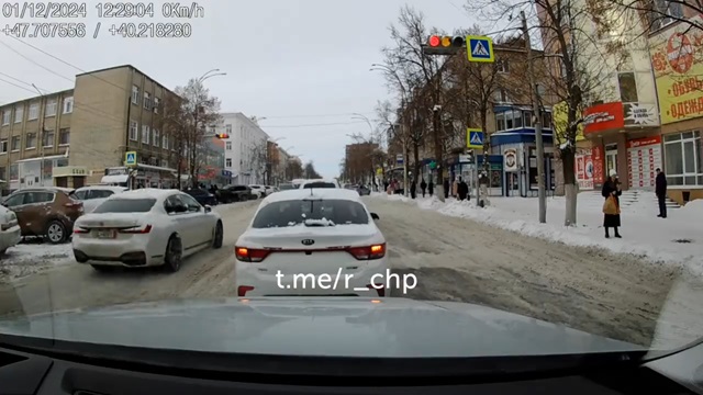 [動画0:34] BMW乗り、信号待ちの車列を追い越し信号無視しようとした結果