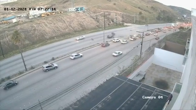 [動画0:22] 猛スピードでクラッシュ、多数の車両を巻き込み転がりまくる