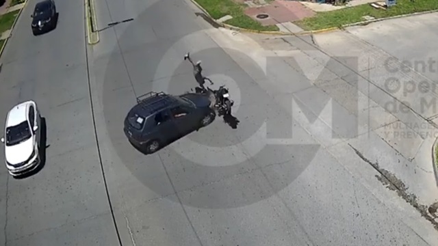 [動画0:29] バイクの進路上に出てくる車、ライダーが道路に叩きつけられる