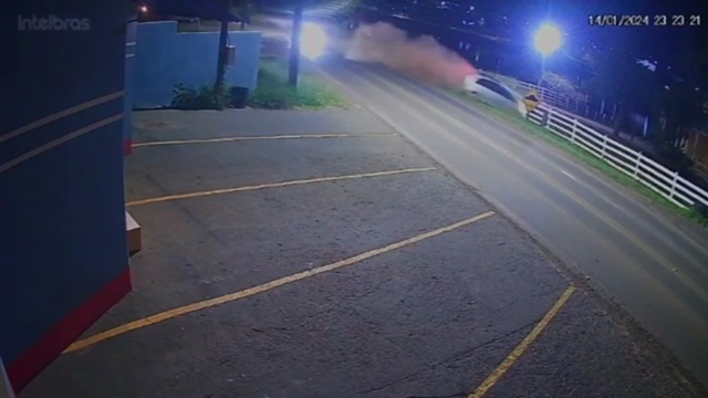 [動画0:30] 定員オーバーの車、激しくクラッシュ