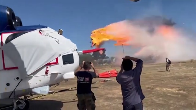 [動画5:21] 消火活動を行う小型飛行機が墜落して爆発、パイロットが亡くなる