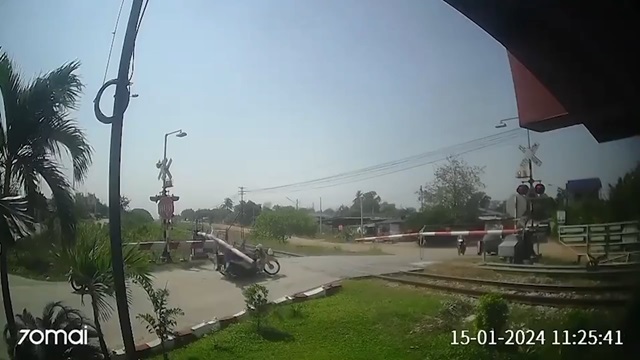 [動画1:16] あわや接触・・・、バイクが遮断機をくぐり抜ける