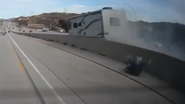[動画0:40] 高速道路を走行中、反対車線から男性が転がってくる