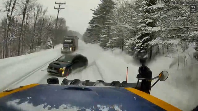 [動画0:10] 雪道でヒャッハー！なスバル乗りさん、車体を真っ二つにしてしまう