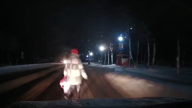 [動画0:12] 暗闇に突然現れる女性、後ろからドーン！