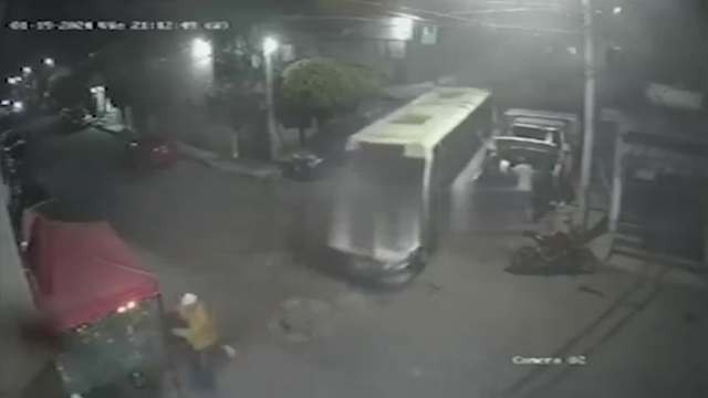 [動画0:19] 気付いた時には遅かった、無人バスが立ち食い客を襲う