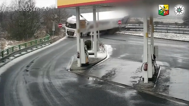 [動画0:15] セミトレーラー、ガソリンスタンドの入り口を完全に塞ぐ