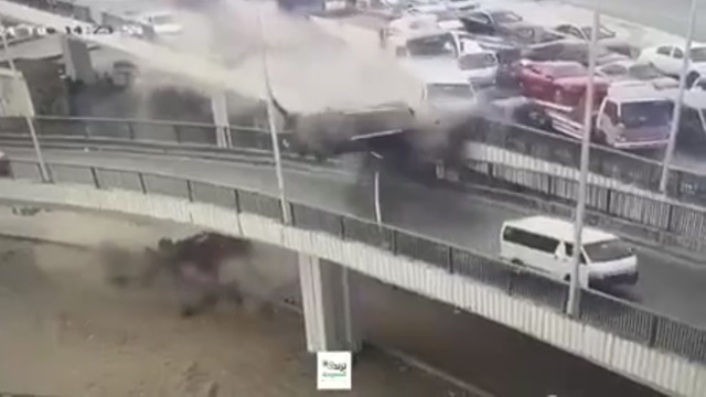 [動画0:26] 高速道路で渋滞中の車列にトラックが突っ込む、数台が落下