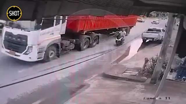 [動画0:05] コンテナトラックにダイブするロシア人、頭を潰される