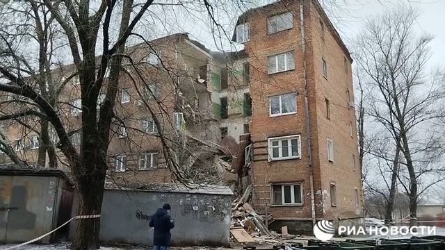 [動画0:38] 4年前に危険と判定されていたマンションが崩壊する瞬間