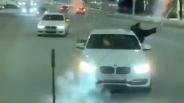 [動画1:12] BMWさん、花火を打ち上げながらドリフトするも失敗