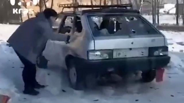 [動画2:04] 浮気に激怒した女性、彼氏の車を破壊