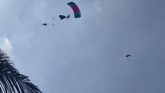[動画0:56] 独立記念日のリハーサル中、パラシュートが絡まり落下