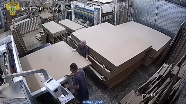 [動画0:17] 苦悶の表情で倒れる男性、機械から送り出された板に潰される