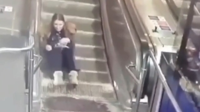 [動画0:36] エスカレーターに座る女性、巻き込まれる
