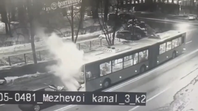 [動画0:13] キア、逆走してバスに正面衝突