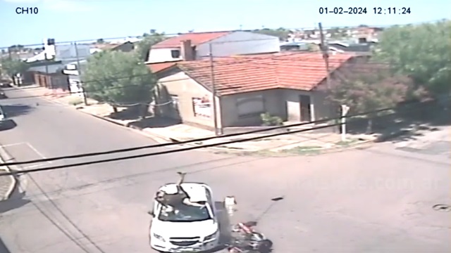 [動画0:12] 店に入ろうとした女性、事故を起こした車が突っ込んでくる