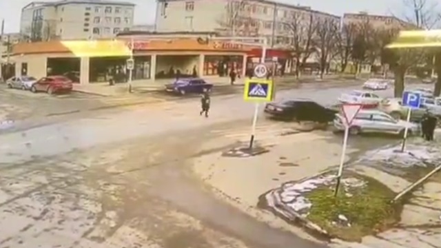 [動画0:25] 横断歩道を渡っていた少女、バックしてきた車に轢かれる