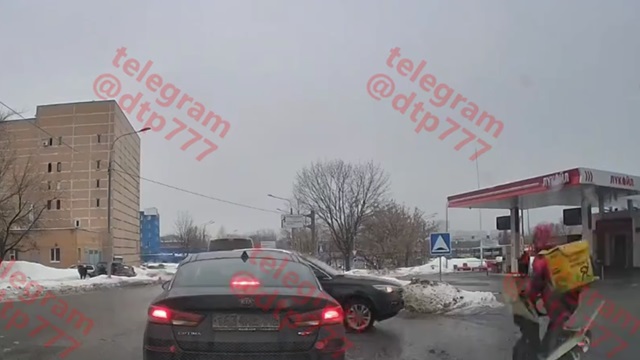 [動画0:44] ガソリンスタンドに入りたい車、少しバックして道を譲ってあげた結果