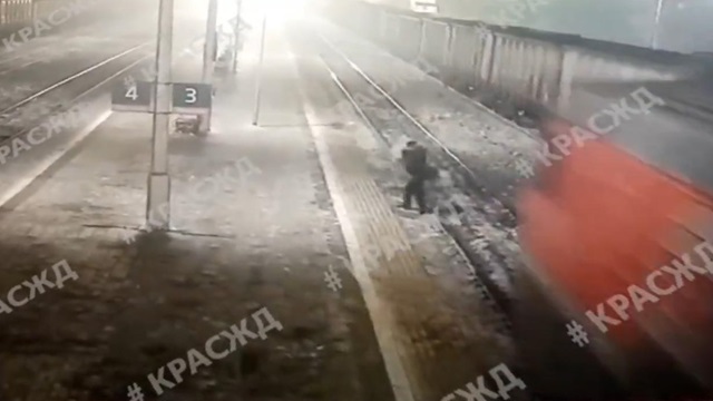 [動画0:18] 線路上で何を・・・？男が列車に弾き飛ばされる