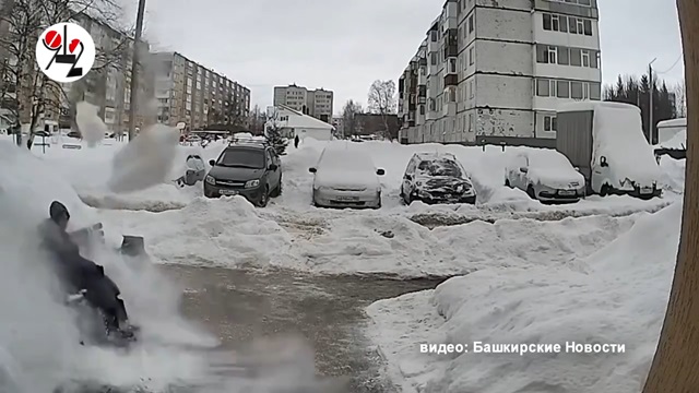 [動画1:20] ロシア人女性、ベンチが破壊されるほどの落雪に巻き込まれるも無事