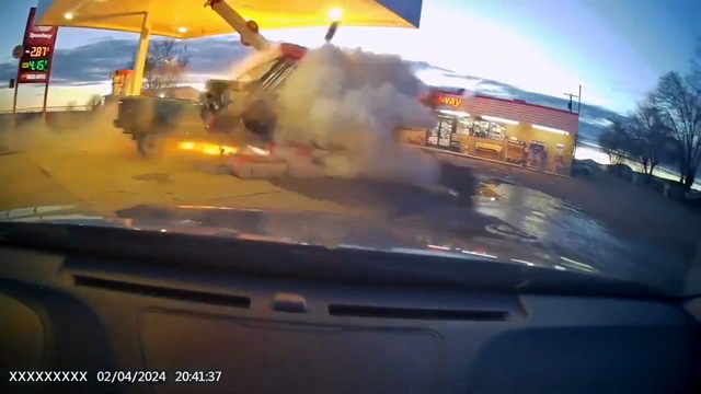 [動画0:41] 給油しようとした男性、目の前でガソリンスタンドが破壊され絶叫