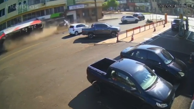 [動画2:37] 暴走トラック、路駐を破壊して横転