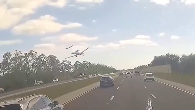 [動画0:17] プライベートジェット、高速道路に墜落して大爆発を起こす