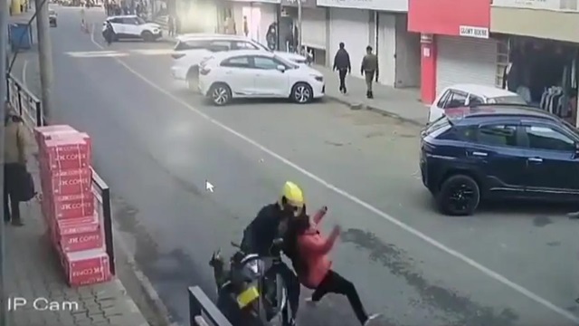 [動画0:27] 左右確認して道路に飛び出す女性、スクーターにはねられ死亡