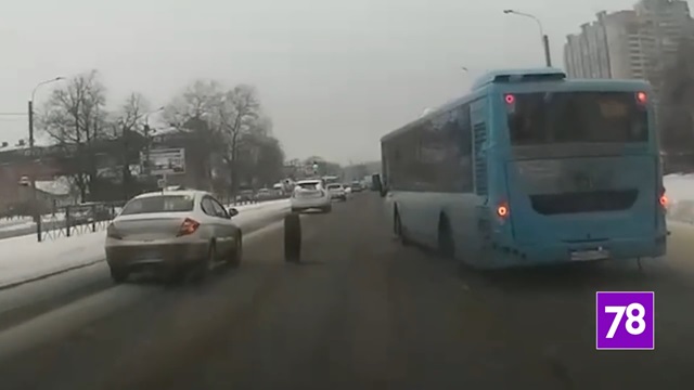 [動画0:20] バスから外れたタイヤ、転がり続けて女性に直撃