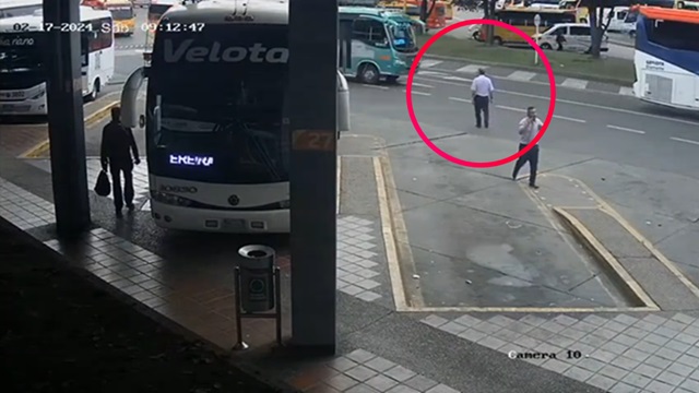 [動画0:57] 完全に不意打ち、バス運転手が別のバス会社のバスに轢かれる