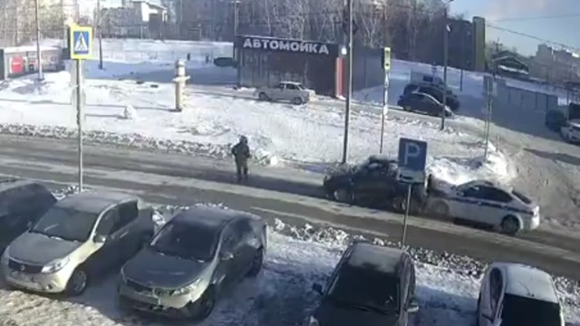 [動画1:04] 警察、横断歩道で失態
