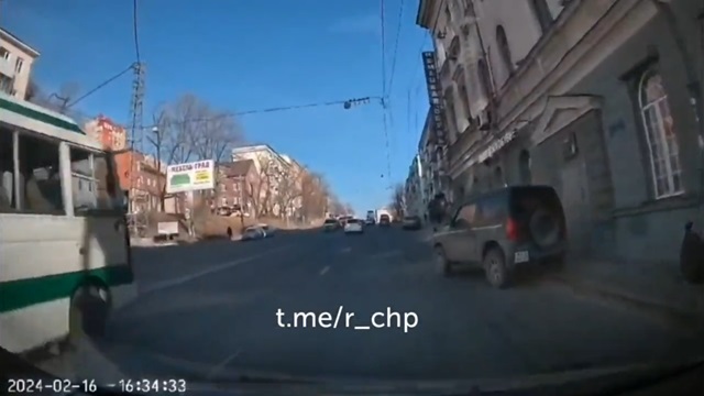 [動画0:26] ジムニー乗り、歩道に乗り上げ女性を倒す