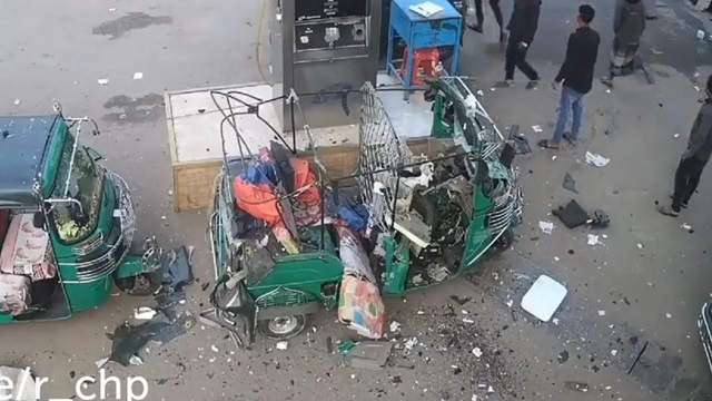 [動画1:59] CNG三輪タクシー、圧縮天然ガス充填中に大爆発